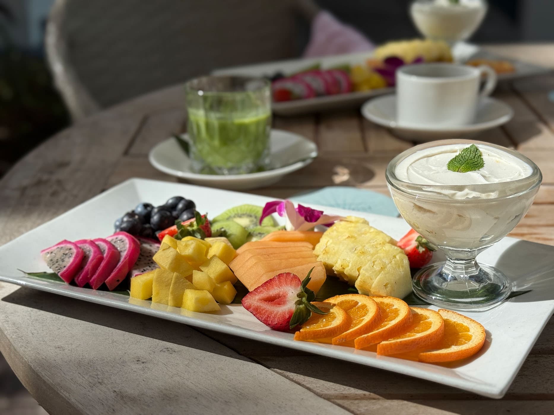 A fruit spread and some drinks at Marquesa