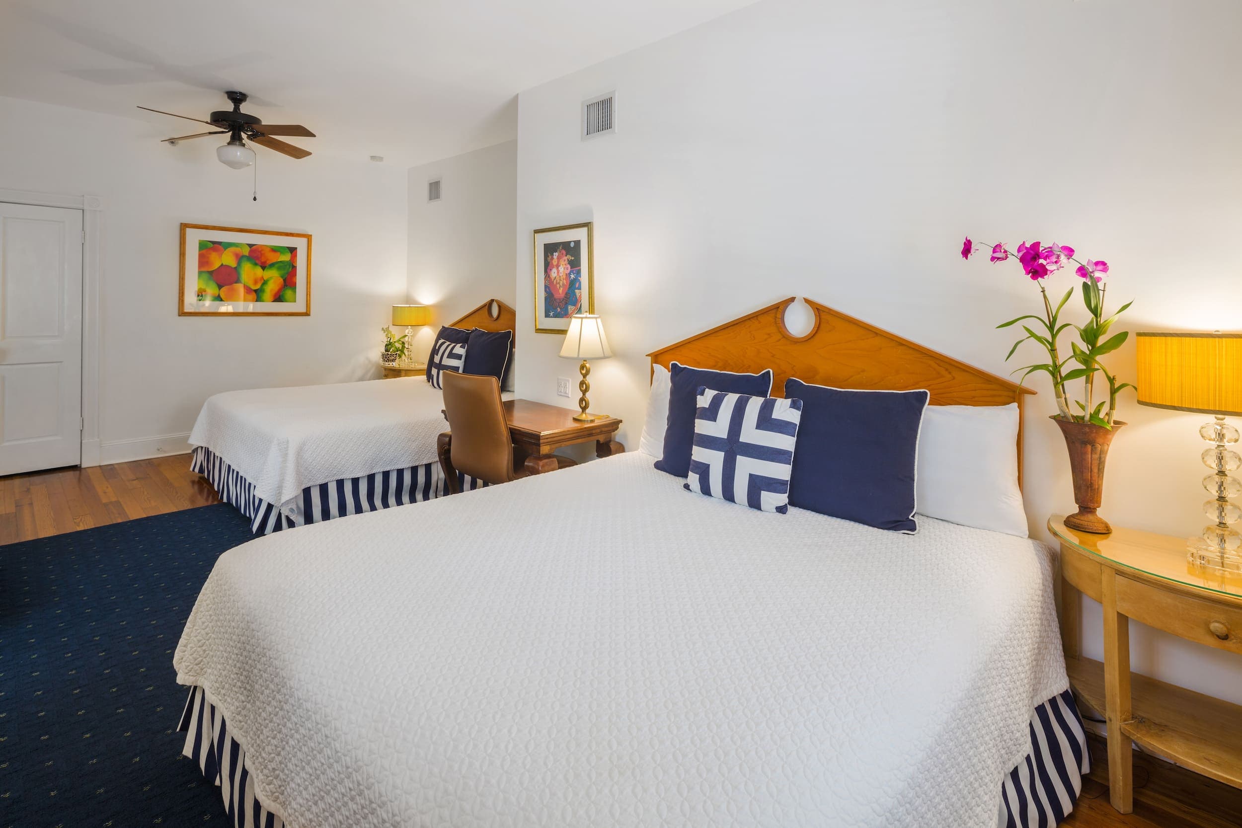 Marquesa suite with 2 beds and a desk
