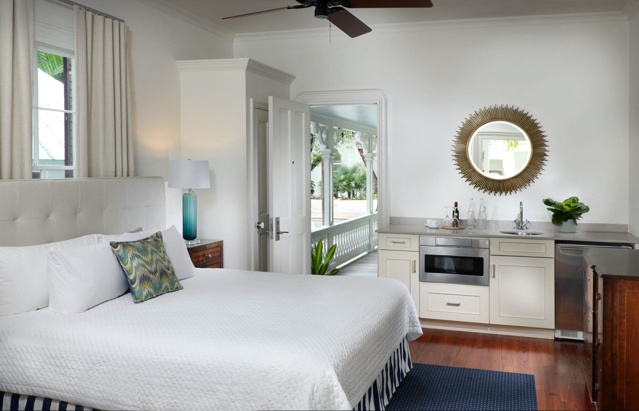 414 Balcony Deluxe Bed and kitchenette