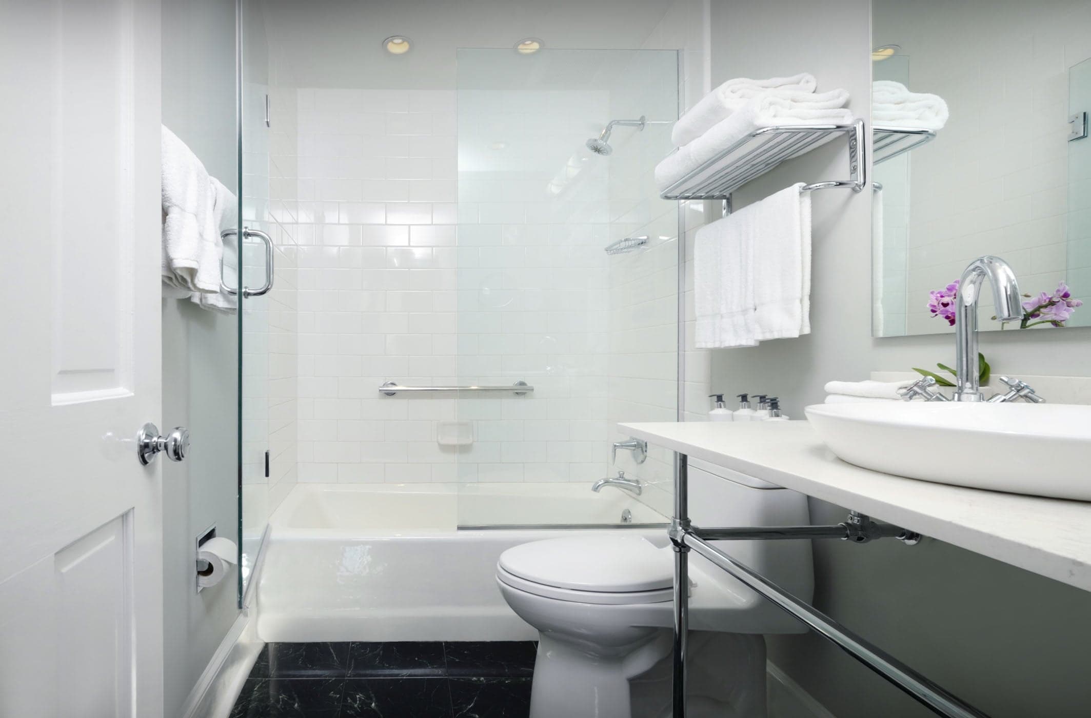 DELUXE GUESTROOM BATH